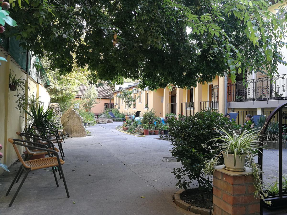 Budapest Garden Hotel Exterior photo